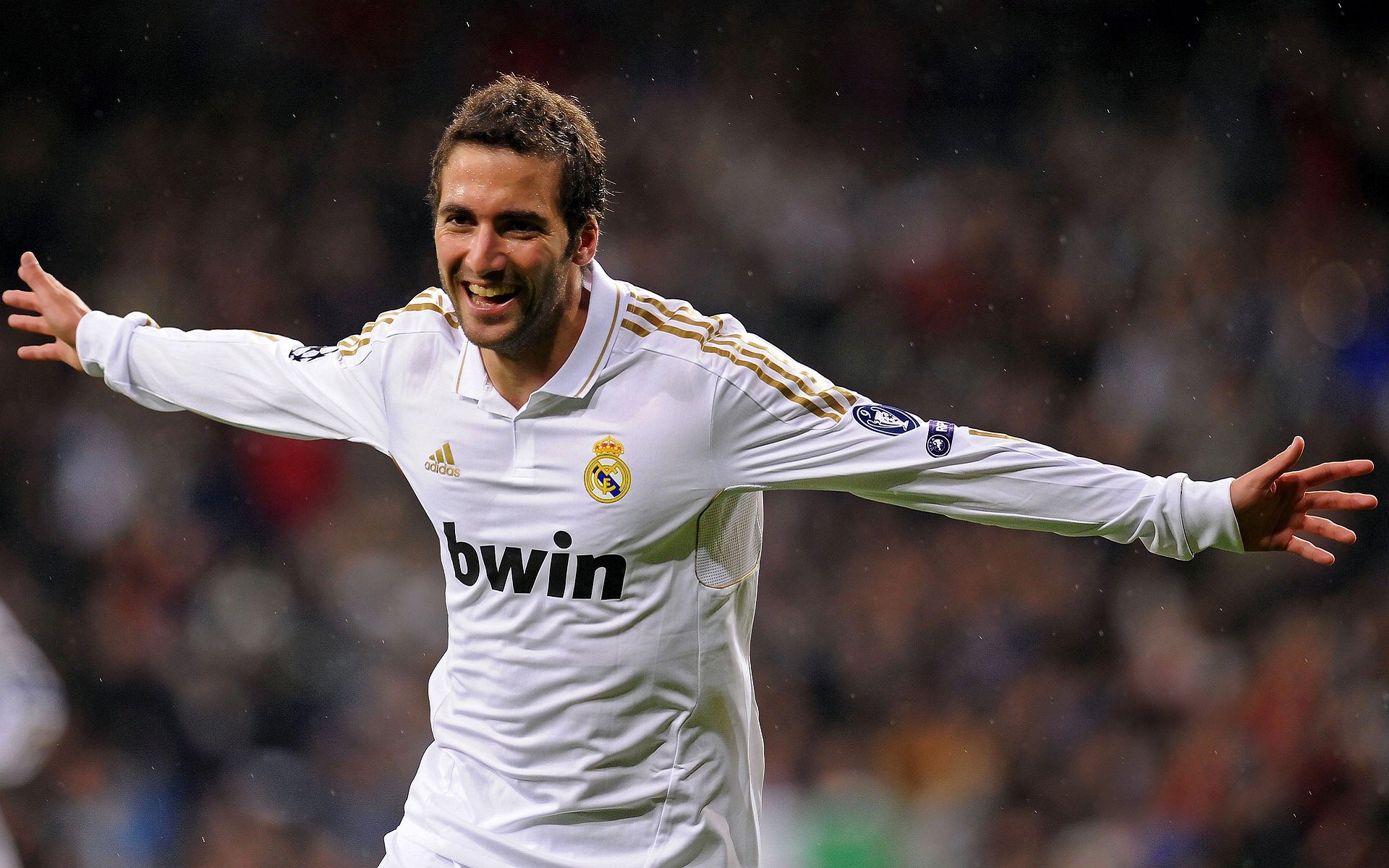 曼联在主场大胜，争夺联赛冠军希望升腾